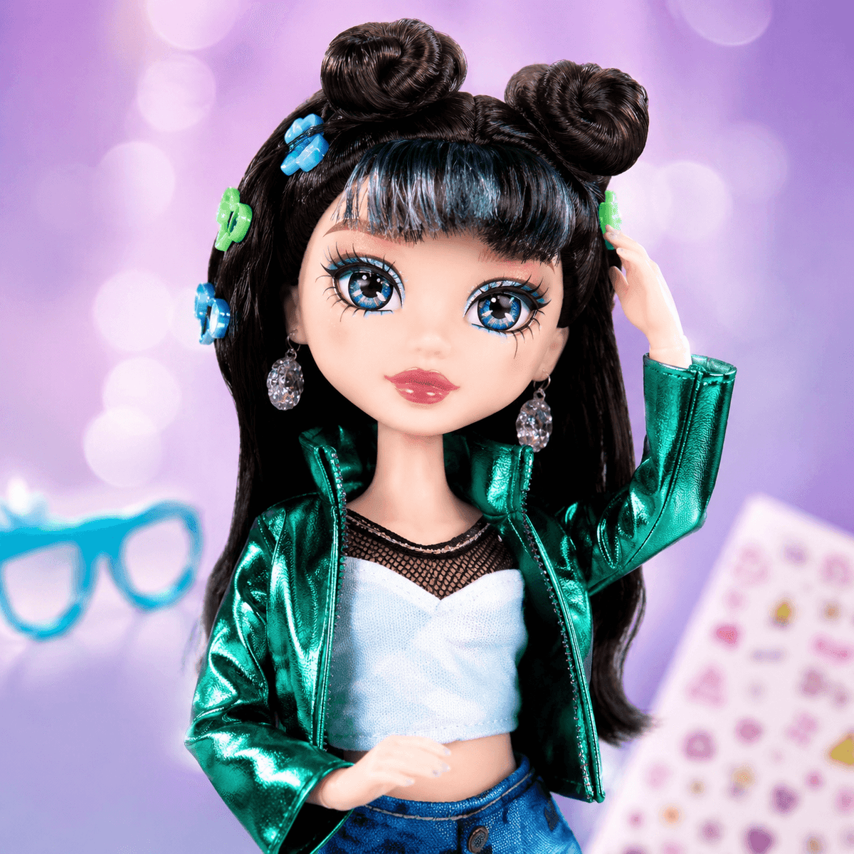 Fashion doll with makeup accessories, view 4